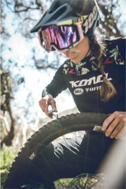 Lezyne Classic Tubeless Kit + 5 Tire Plugs -SRAM Shop 15996355f105881124972.44460644